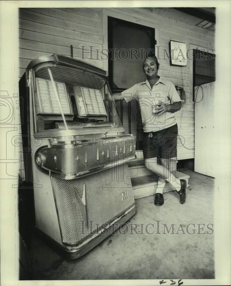 1976 Press Photo Warren Seher and Antique Jukebox - noc41790