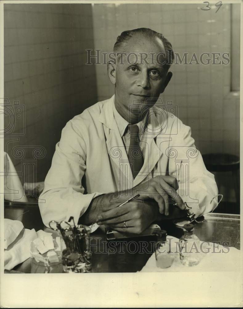 Load image into Gallery viewer, 1956 Press Photo Dr. Hans Selye to speak at Urban Maes Laboratory dedication.
