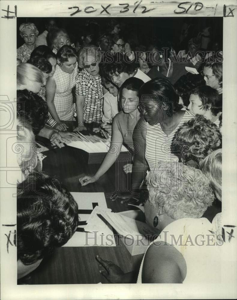 1971 Press Photo Volunteers crowd Women Against Crime information table.- Historic Images