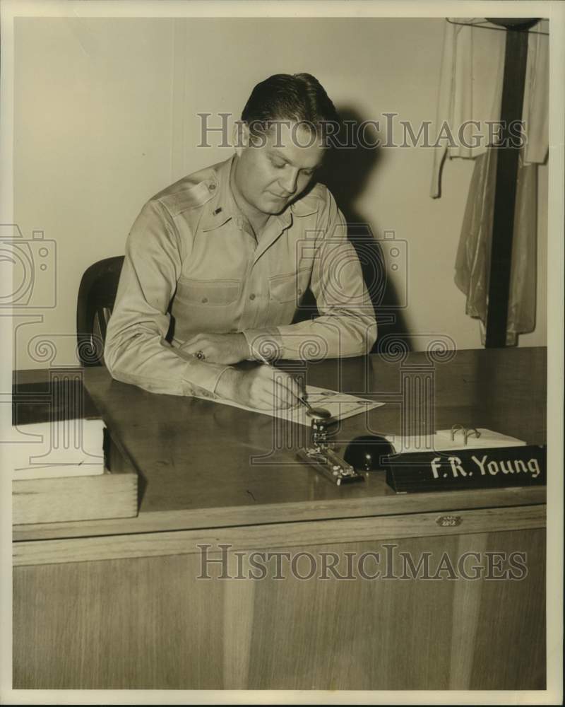 1955 Press Photo New Orleans Port of Embarkation - F.R. Young, Accounting