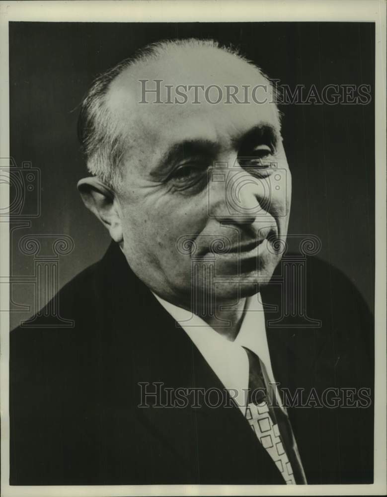1960 Press Photo Dr. Alexander Zarchin, Russian Refugee, Works To De-Salt Water