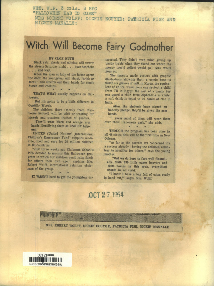 1954 Press Photo Mrs. Robert Wolf hands out treats to "trick-or-treaters."