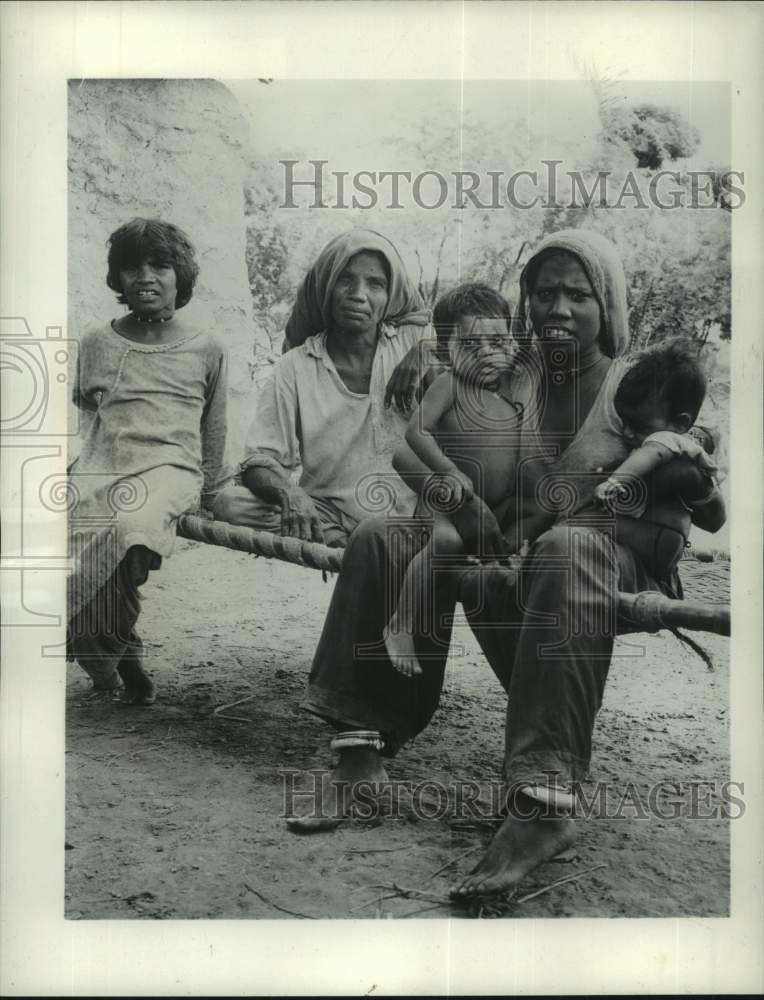 Load image into Gallery viewer, 1963 Press Photo Malnourished children in India shows bloated stomach
