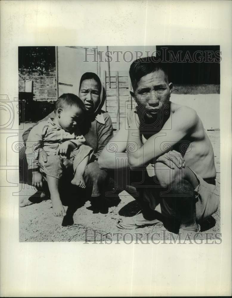 1963 Press Photo A typical Chinese family waiting on the street - noc42342