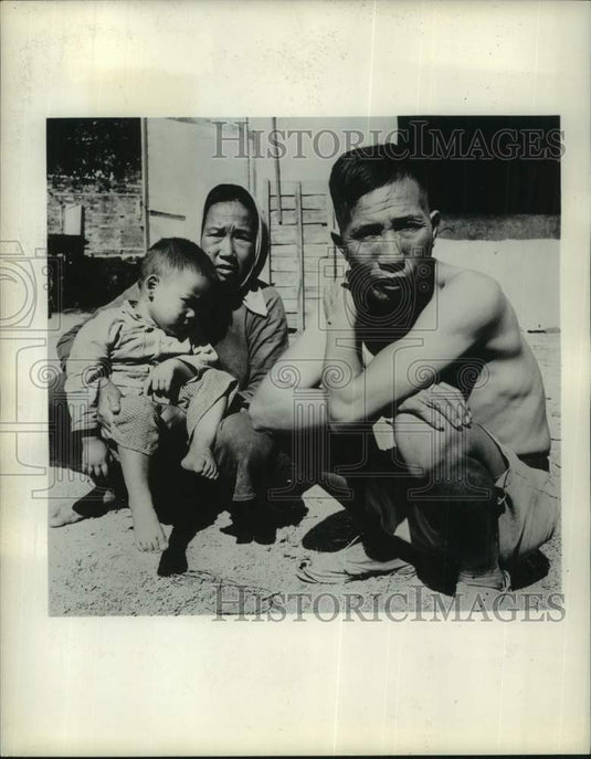 1963 Press Photo A typical Chinese family waiting on the street - noc42342