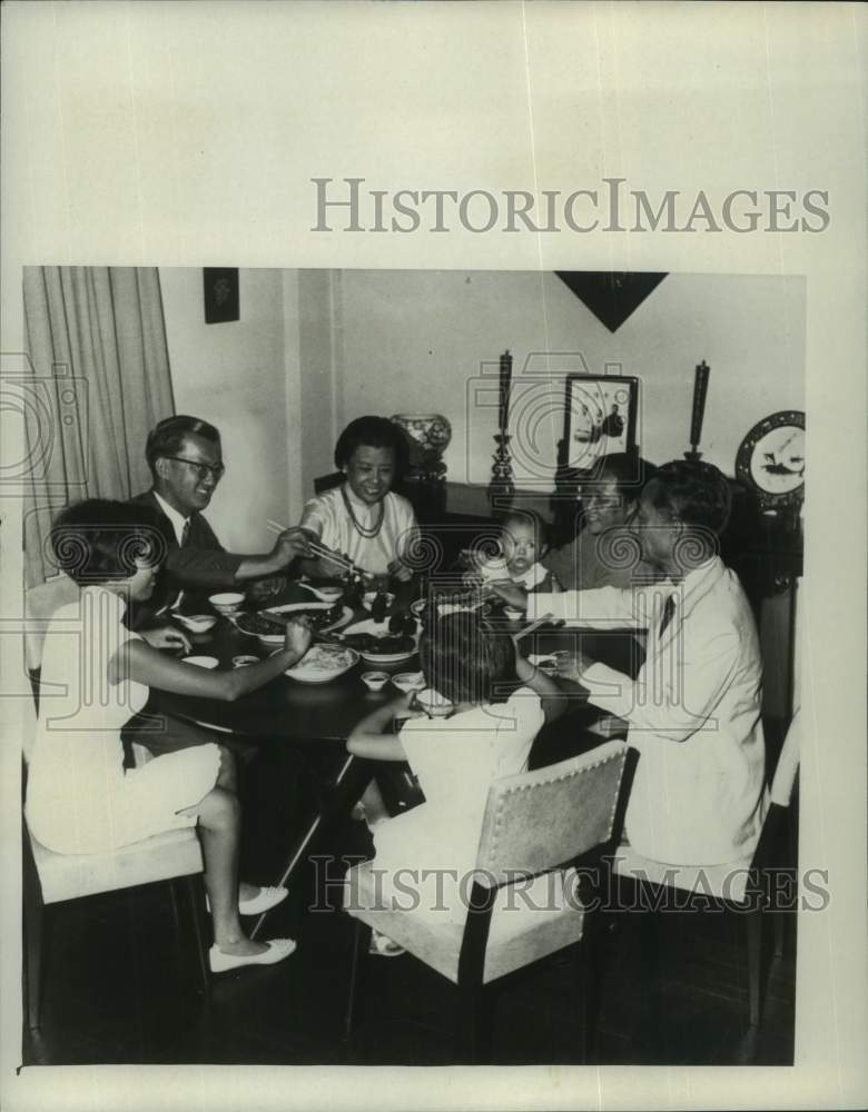 1967 Press Photo Chinese family in Hong Kong eats American chicken drumsticks
