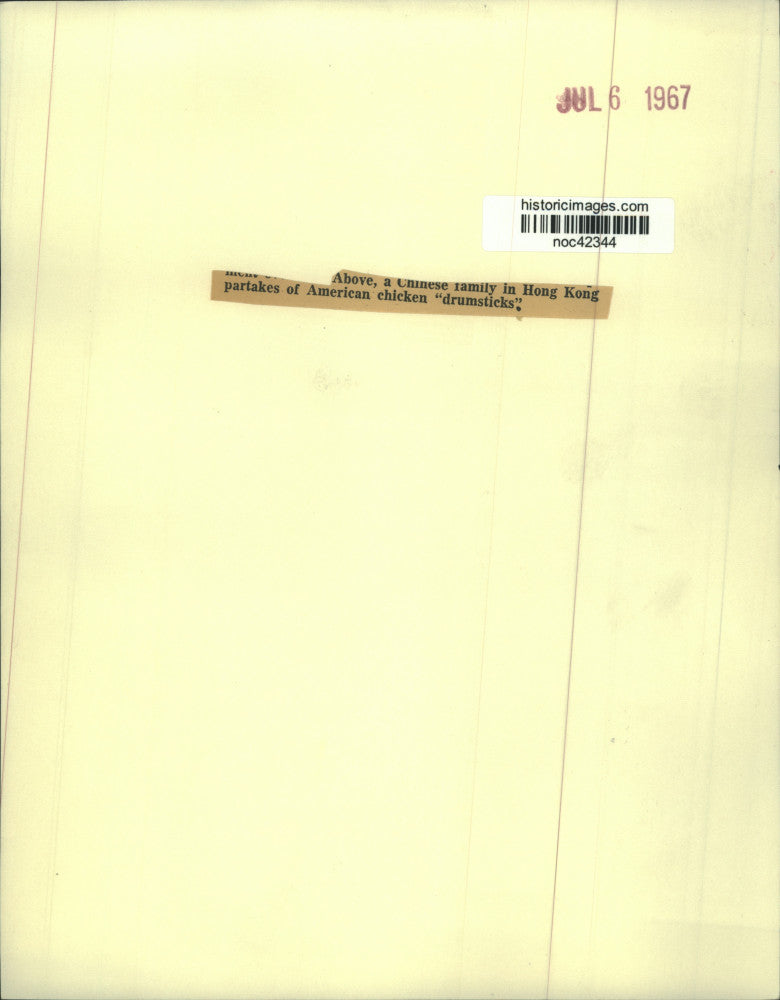 1967 Press Photo Chinese family in Hong Kong eats American chicken drumsticks