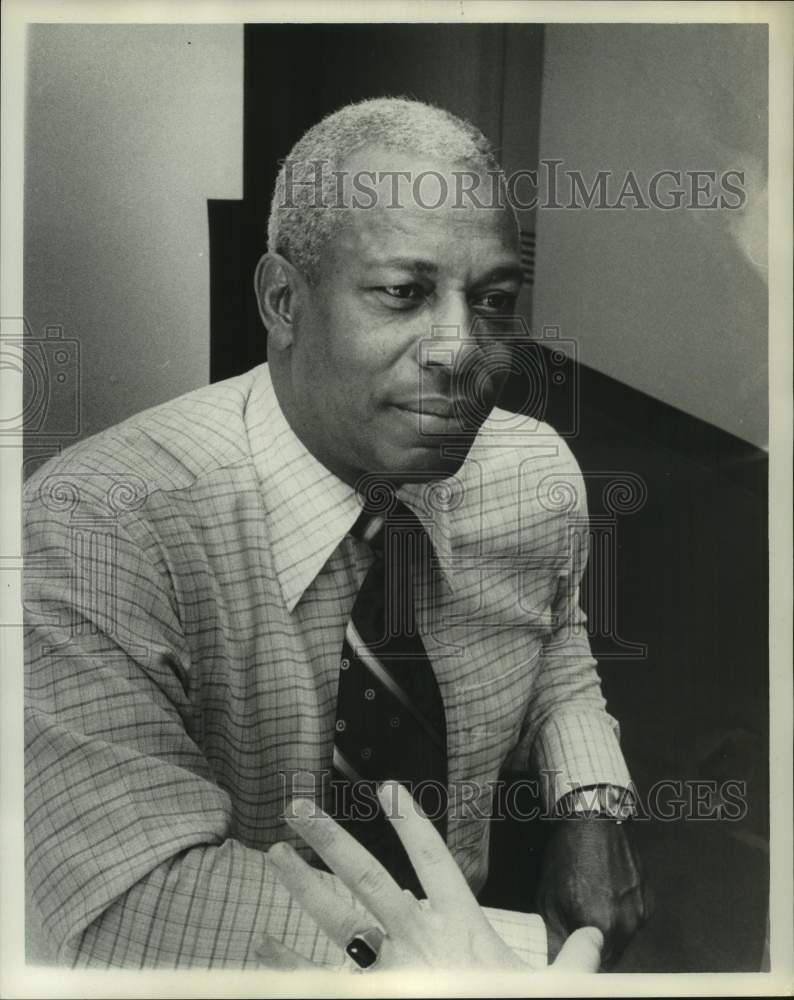 1976 Press Photo Dr. Leroy Walker, officer, Terrytown Civic Association