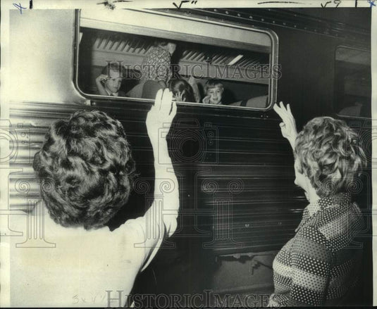 1972 Press Photo Mothers wave to children in bus on St. Charles Avenue church- Historic Images