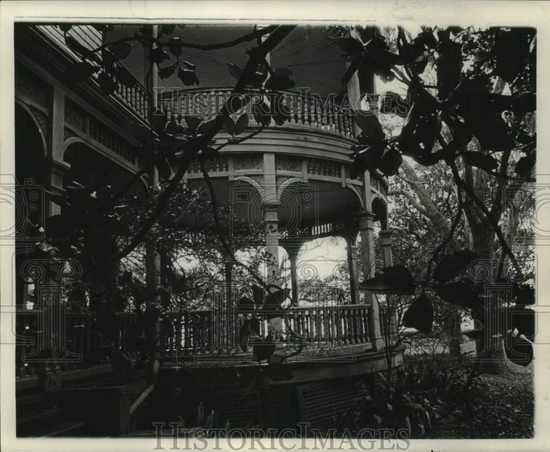 Load image into Gallery viewer, 1963 Press Photo Circular, Two-Story Porch on Baldwin Wood Property - noc42528
