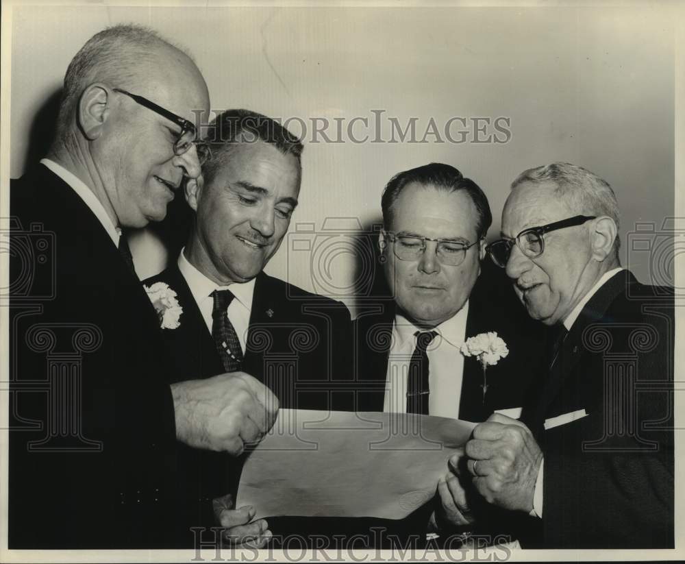 1963 Press Photo Masonic Lodge honors with 25-year certificates at Hilton Inn