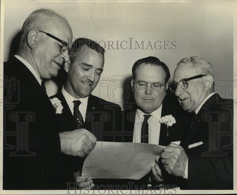 Load image into Gallery viewer, 1963 Press Photo Masonic Lodge honors with 25-year certificates at Hilton Inn
