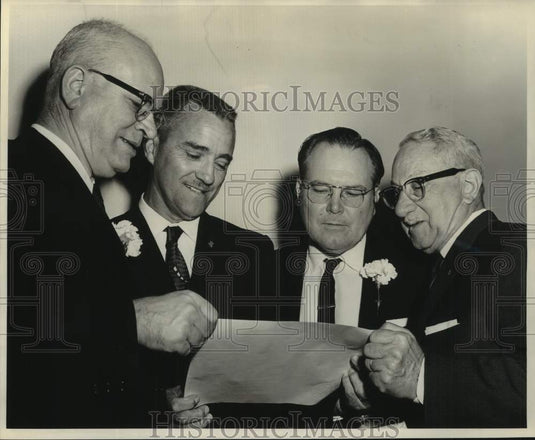 1963 Press Photo Masonic Lodge honors with 25-year certificates at Hilton Inn