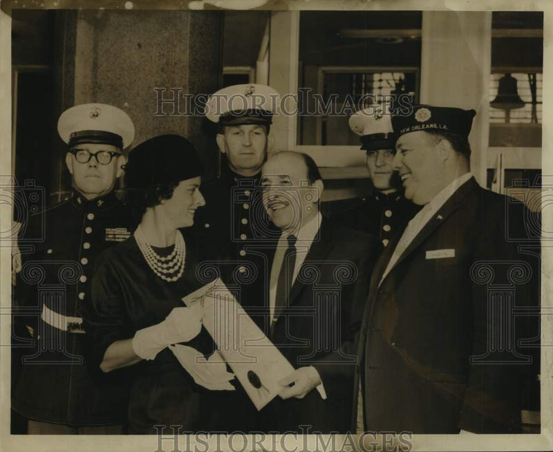 Load image into Gallery viewer, 1961 Press Photo Mrs. Harold Zerringer, Jr. &amp; Mayor Schiro, Festus Brown
