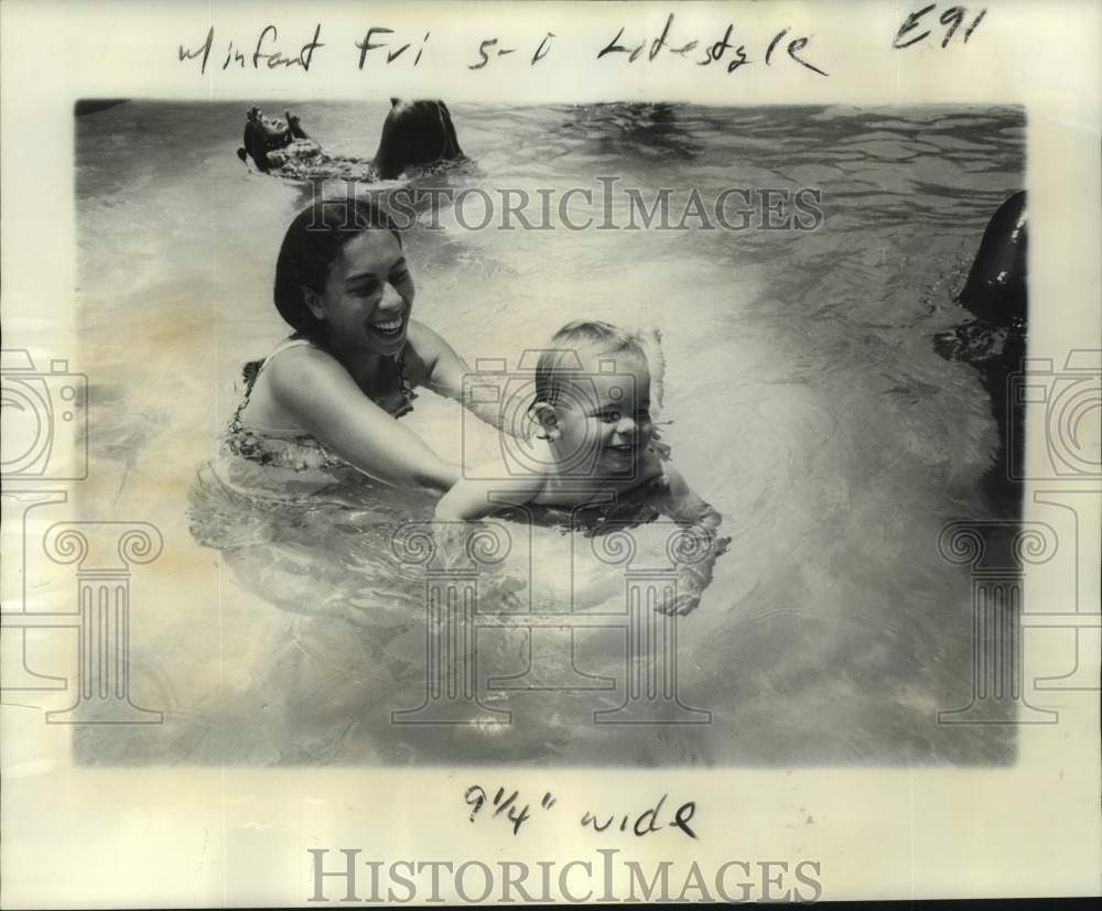 1976 Press Photo Linda and Jacob Griggs participate in YWCA&#39;s water safety class- Historic Images