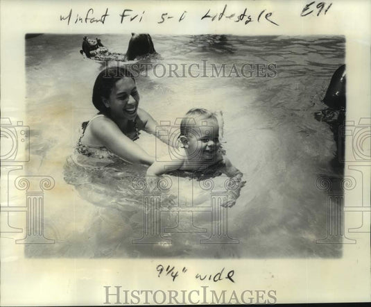 1976 Press Photo Linda and Jacob Griggs participate in YWCA's water safety class- Historic Images