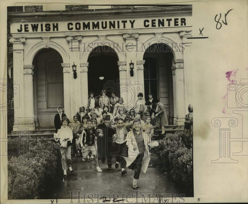 Load image into Gallery viewer, 1963 Press Photo Members of the Young Judaeans of New Orleans at Jewish Center

