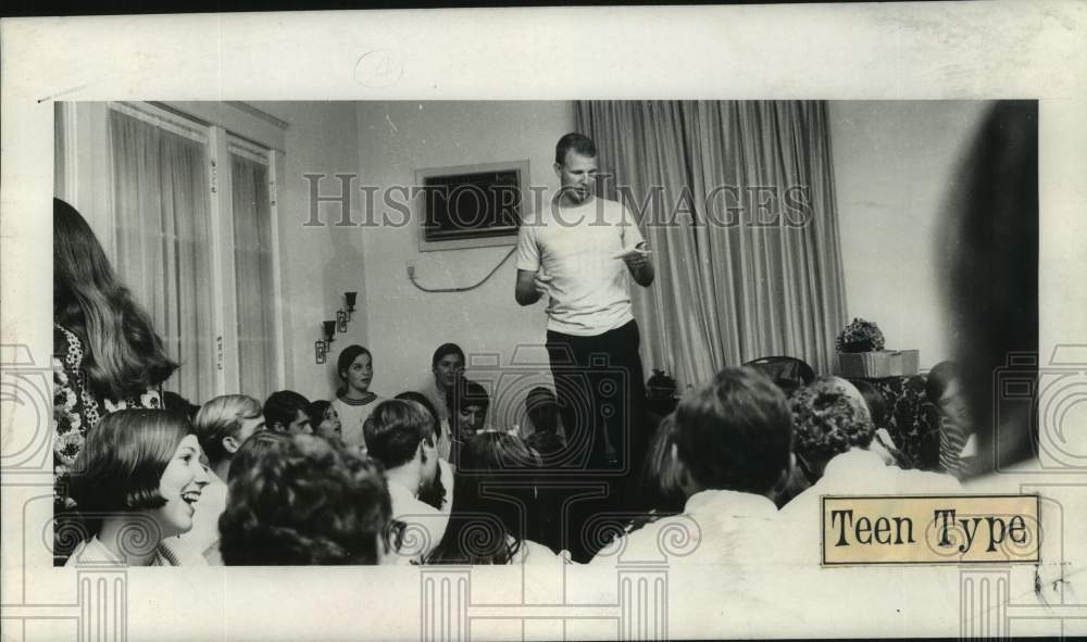 1969 Press Photo David Fox leads teens during Young Life meeting in New Orleans