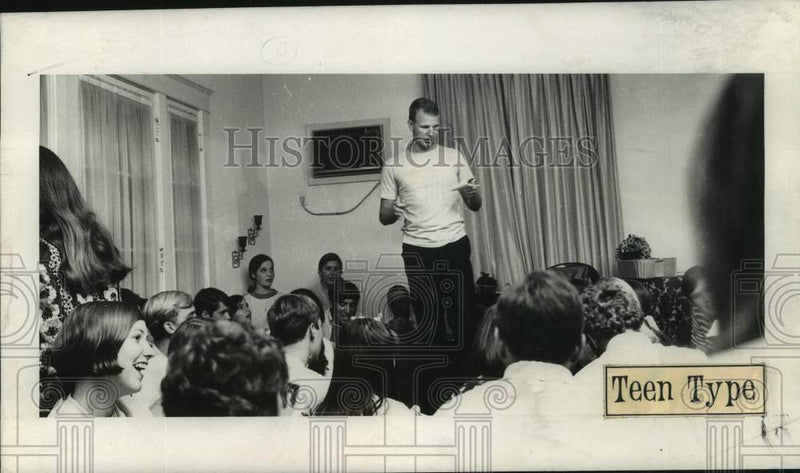 Load image into Gallery viewer, 1969 Press Photo David Fox leads teens during Young Life meeting in New Orleans
