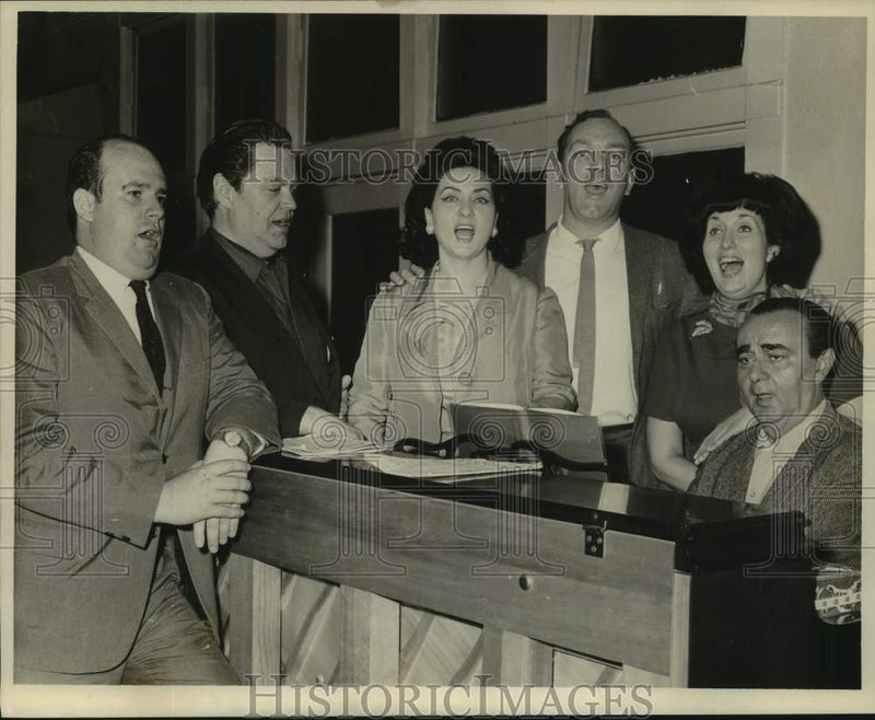 Load image into Gallery viewer, 1967 Press Photo Members of the New Orleans Association at St. Charles
