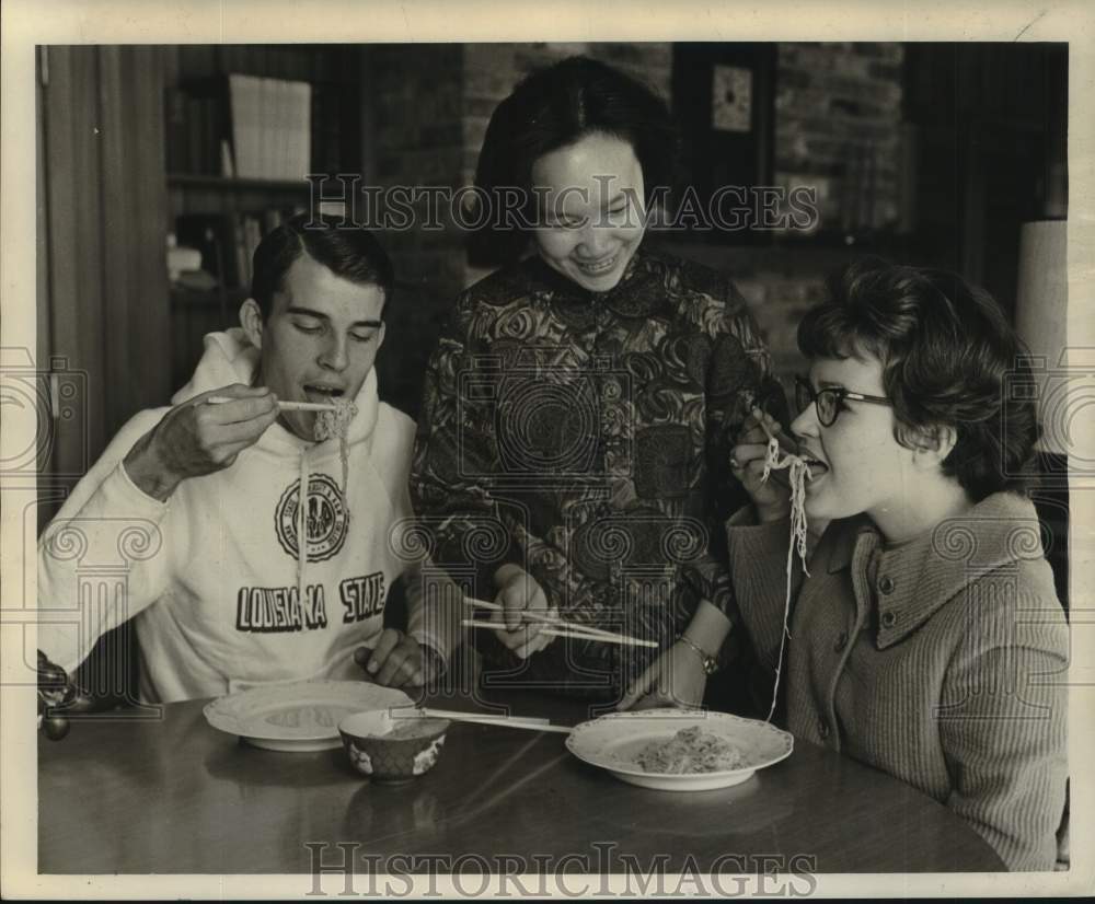 1963 Press Photo Stella Wu serves traditional chow mein to friends - noc42808