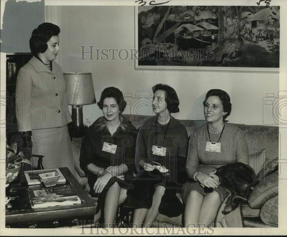 1960 Press Photo Mrs. Louis Selig and members of Junior League of Baton Rouge