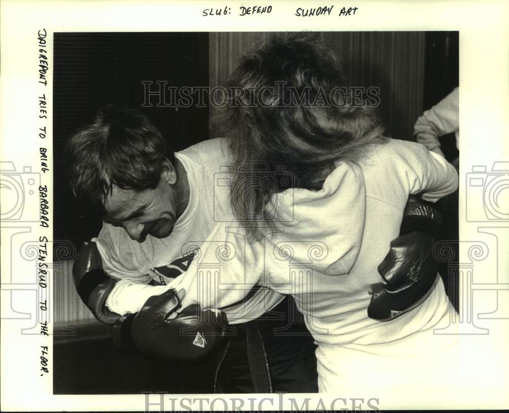 1985 Press Photo Self Defense Instructor Tries To Bring Student To The Floor- Historic Images