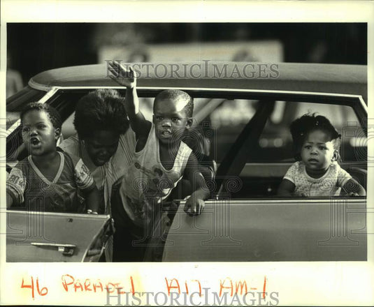 1984 Press Photo Simmons family scream at Octoberfest World's Fair parade- Historic Images