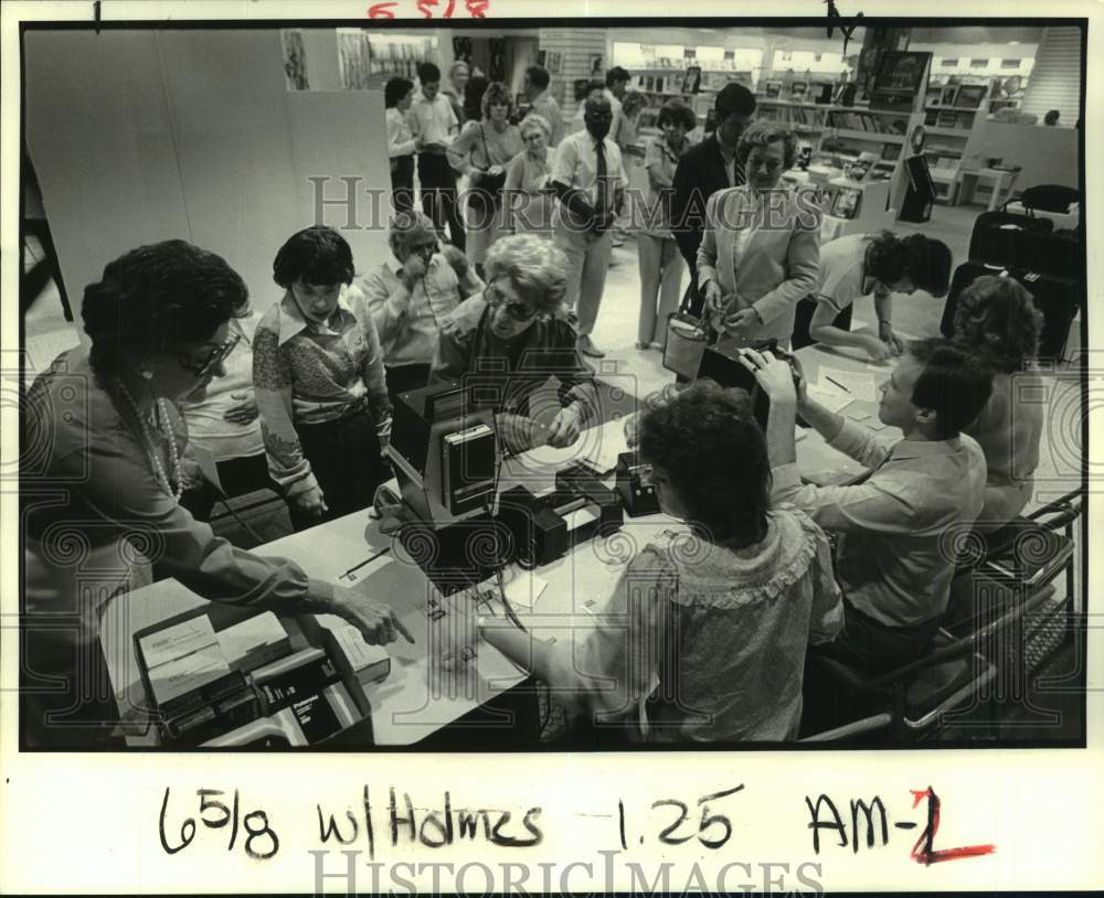 1984 Press Photo Crowd waiting for Louisiana World&#39;s Fair passport photos- Historic Images