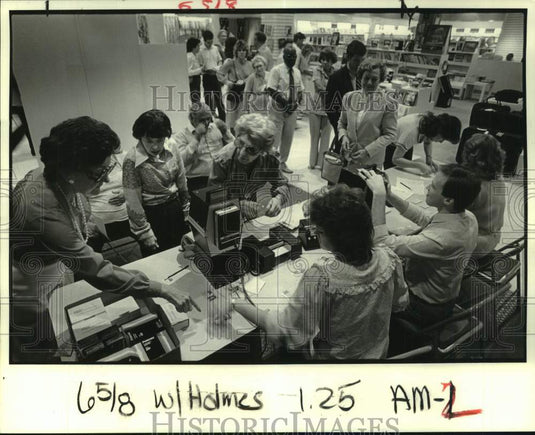 1984 Press Photo Crowd waiting for Louisiana World's Fair passport photos- Historic Images
