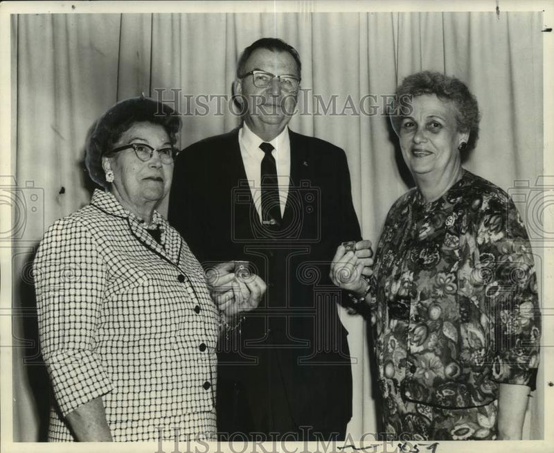Load image into Gallery viewer, 1967 Press Photo American Red Cross-Mrs. Lee Frazer, Mrs. W.C. Hildebrand
