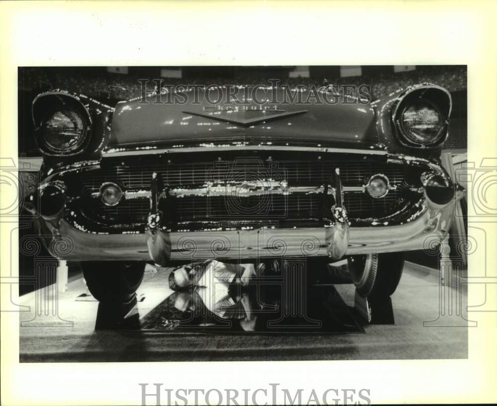 1993 Press Photo Melvin Haydel wipes undercarriage of his World of Wheels auto.- Historic Images