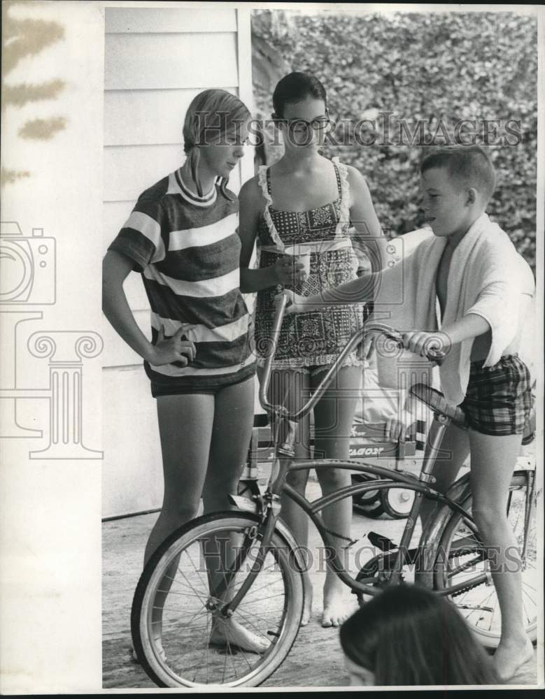 Load image into Gallery viewer, 1969 Press Photo YOUTH-ARC - Patty and Susan Dauterive and Summer Camper
