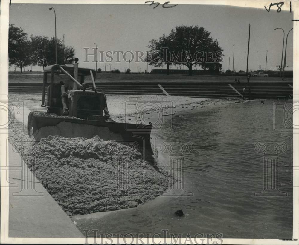 1968 Press Photo Bulldozer pushes sand into water at new Seabrook Bridge beach.