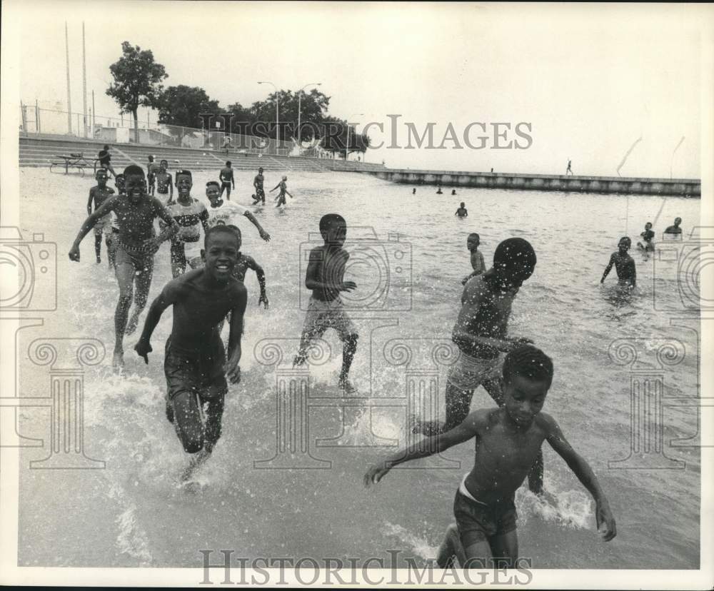 1968 Press Photo Children play in Seabrook Beach - noc43649- Historic Images