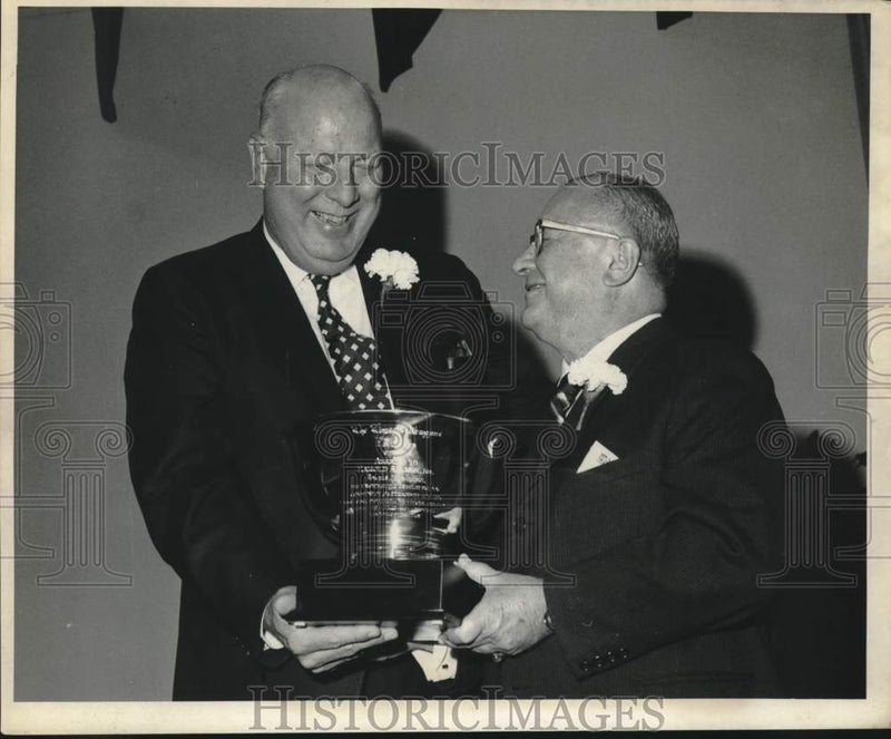 Load image into Gallery viewer, 1969 Press Photo Harold Salmon and Ashton Phelps at Awards Ceremony - noc43718
