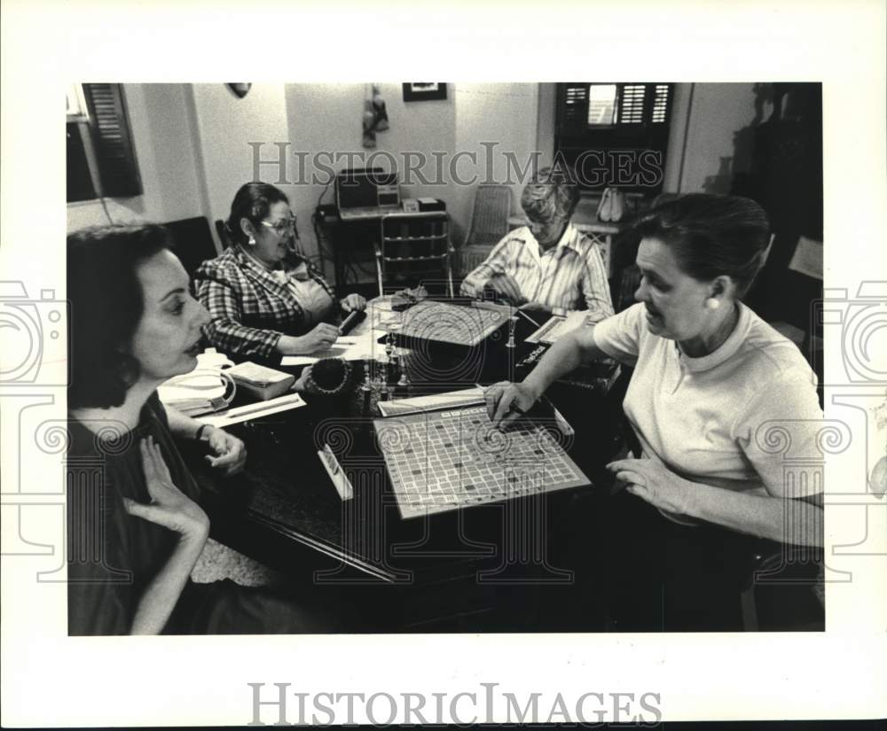 1982 Press Photo Scrabble Club - Phyllis Hecker, Inez Kerth, and Other Members- Historic Images