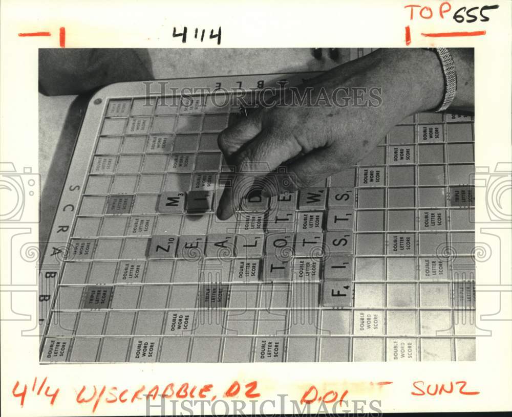 1982 Press Photo Scrabble Club Meeting, Counting Points - noc43873- Historic Images