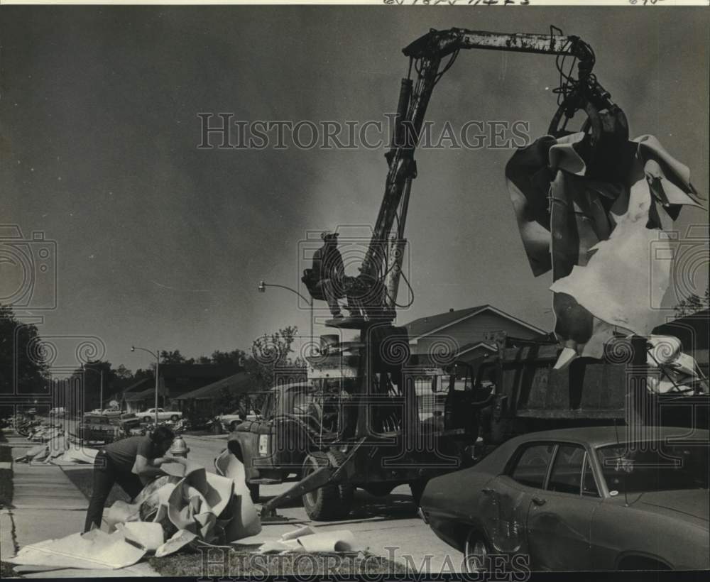 1980 Press Photo Trash Collection After Flooding, Terrytown, Louisiana