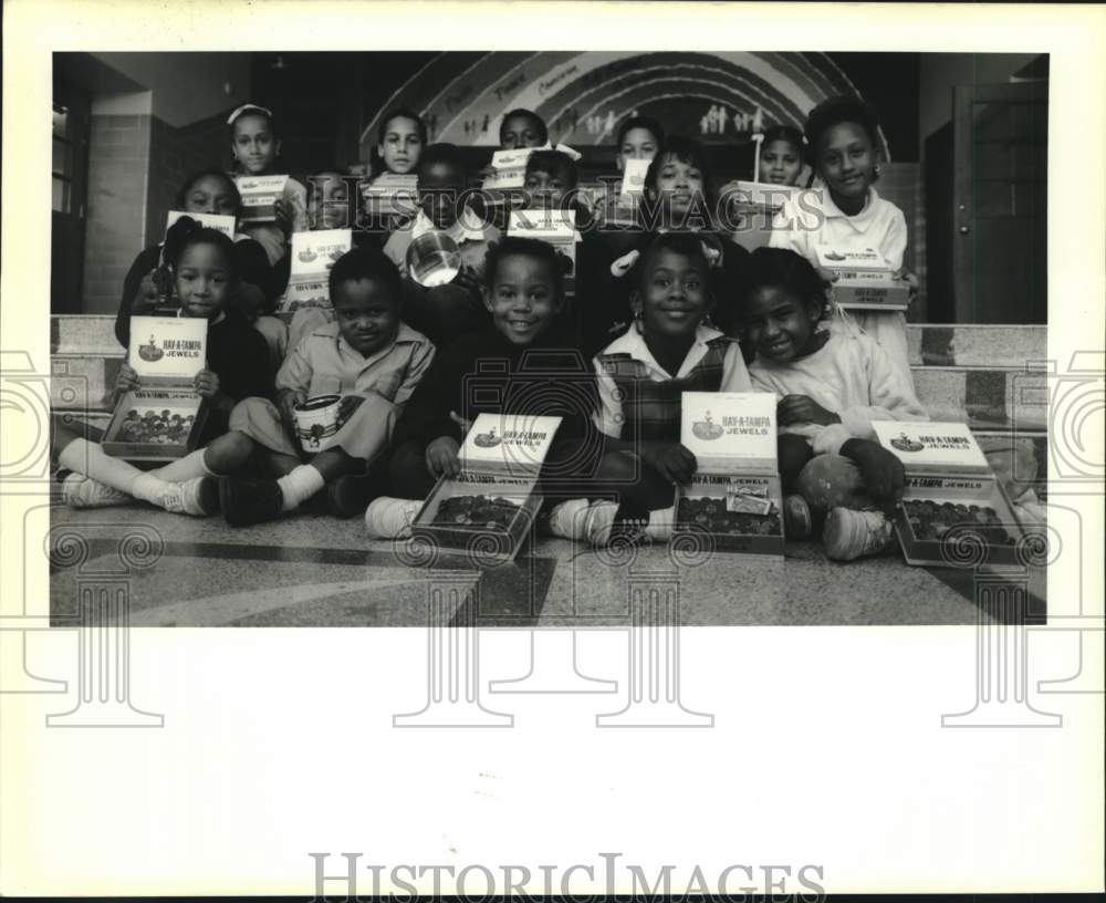 1989 Press Photo St. Mary of the Angels School - Children in Penny Fundraiser- Historic Images