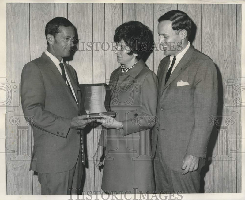 Load image into Gallery viewer, 1969 Press Photo Jewish Welfare Fund's Harold Salmon with other members

