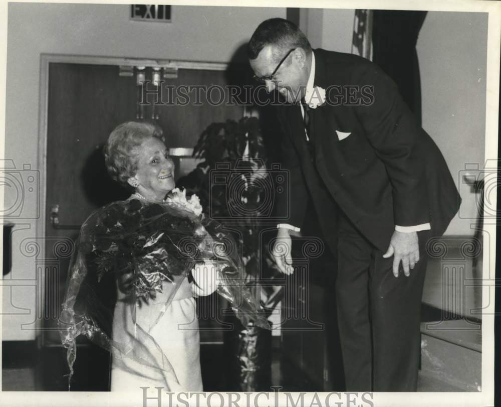 1969 Press Photo Arthur Felt congratulates Mrs. Harold Salmon - noc43988