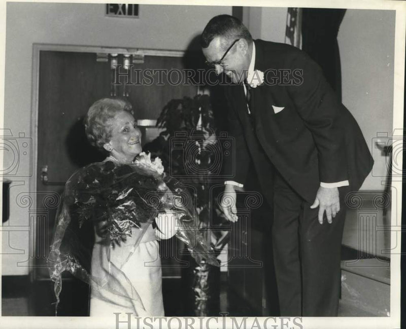 Load image into Gallery viewer, 1969 Press Photo Arthur Felt congratulates Mrs. Harold Salmon - noc43988
