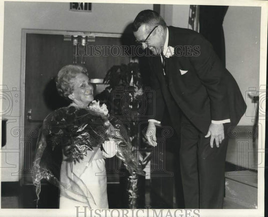 1969 Press Photo Arthur Felt congratulates Mrs. Harold Salmon - noc43988
