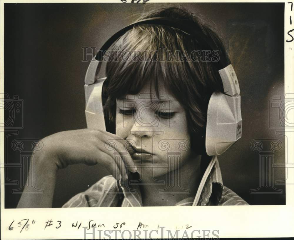 1981 Press Photo Osborne Elementary student uses audio equipment for reading- Historic Images