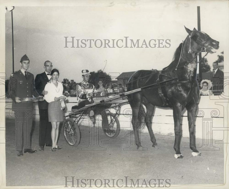 Load image into Gallery viewer, 1969 Press Photo Delegates with horse Stingray at New Orleans Charity Horse Show
