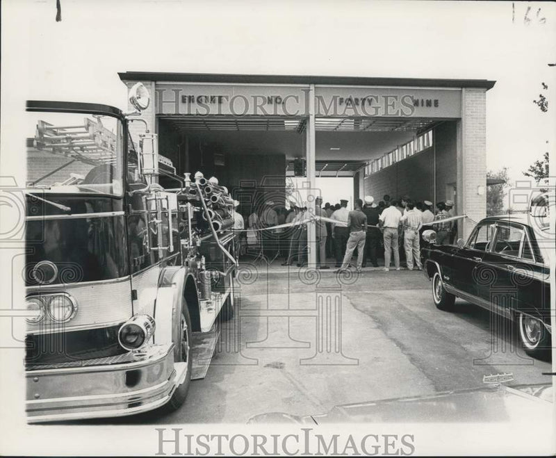 Load image into Gallery viewer, 1966 Press Photo Dedication ceremonies of Fire Engine No. 49 at Chef Menteur
