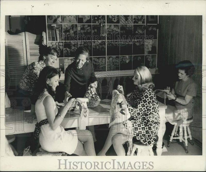 Load image into Gallery viewer, 1969 Press Photo Needlepoint expert Carolyn Ambuter gives lessons "Fancywork."
