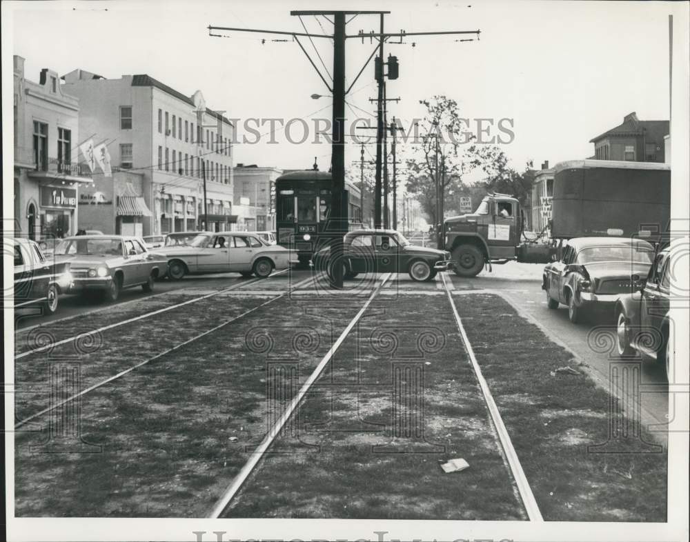 1965 Press Photo Trolley at Intersection of St. Charles and Clio Streets