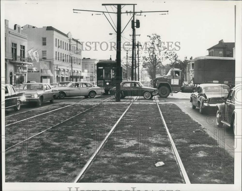 Load image into Gallery viewer, 1965 Press Photo Trolley at Intersection of St. Charles and Clio Streets

